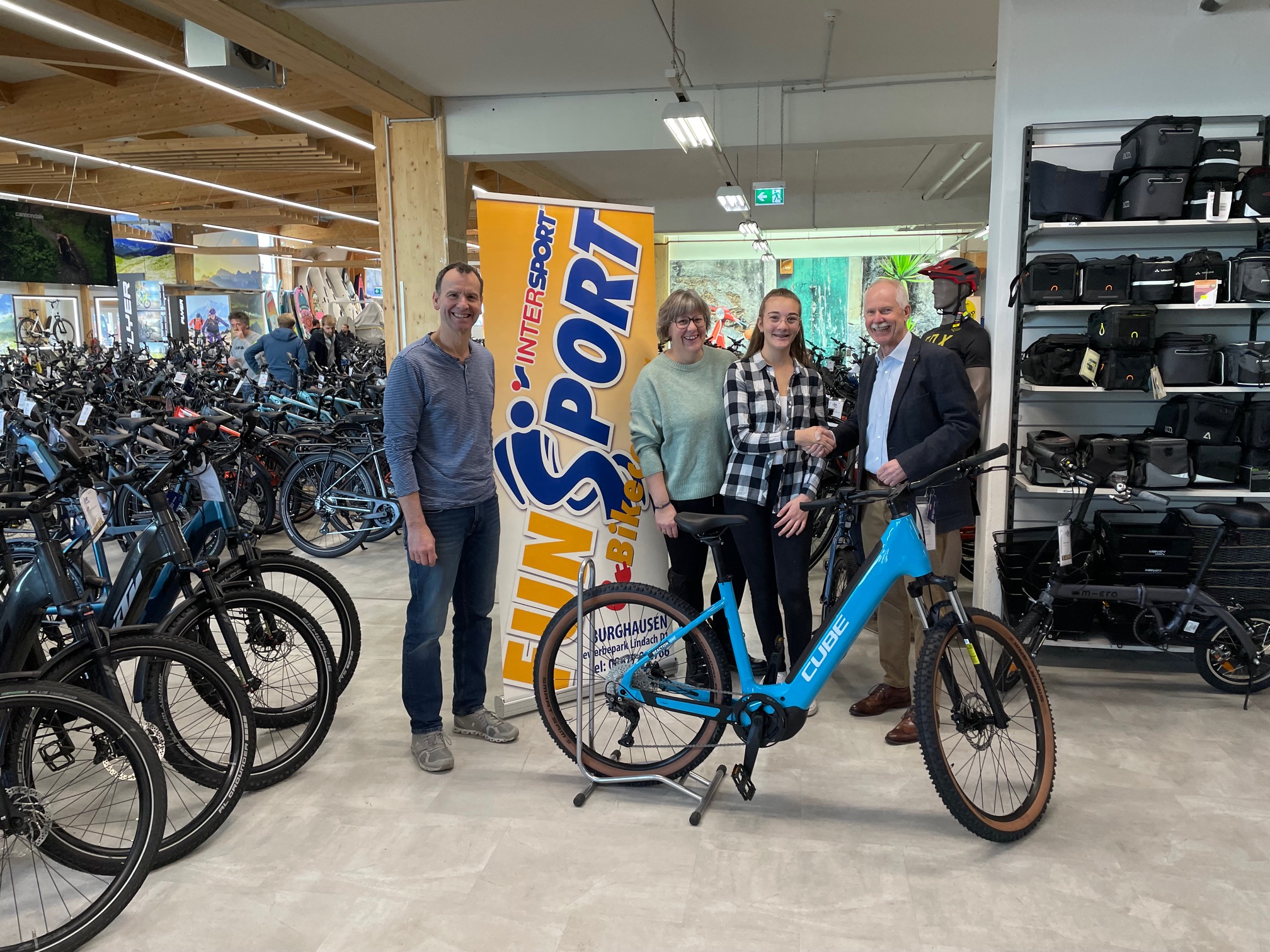 Foto (v.l.) Hans Wimmer (FunSport Burghausen), Manuela Kastenhuber (Mutter der Gewinnerin), Franziska Kastenhuber, Ullrich Dreistein (Lions Club Altötting-Burghausen)